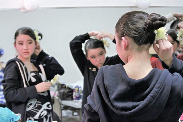 フラを踊る時に前髪は必ず上げなければいけないの 東京都大田区